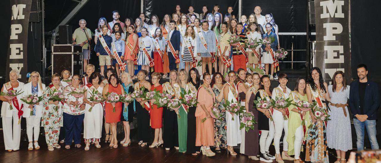 Vinaròs homenajeó a sus reinas y damas de las celebraciones de hace 50 y 25 años en una noche de verbena.