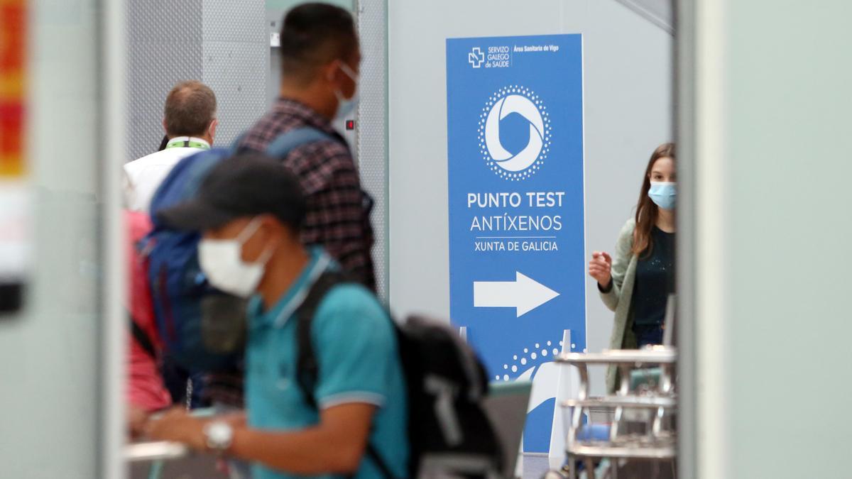 Cartel informando del test de antígenos en el aeropuerto de Peinador.