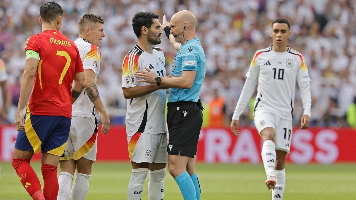 Anthony Taylor discute con Gündogan durante el España-Alemania de la Eurocopa 2024