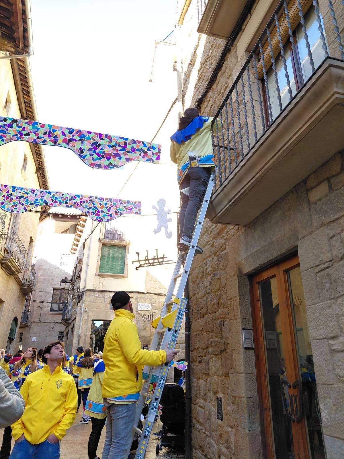 Solsona ja llueix de Carnaval amb les Enramades dels carrers