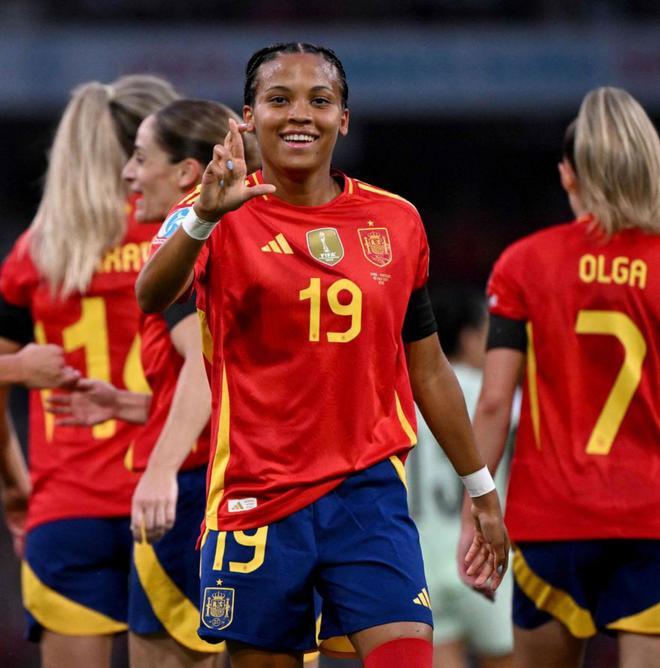 Una genial Vicky López gaudeix a la ‘platja de Berna’