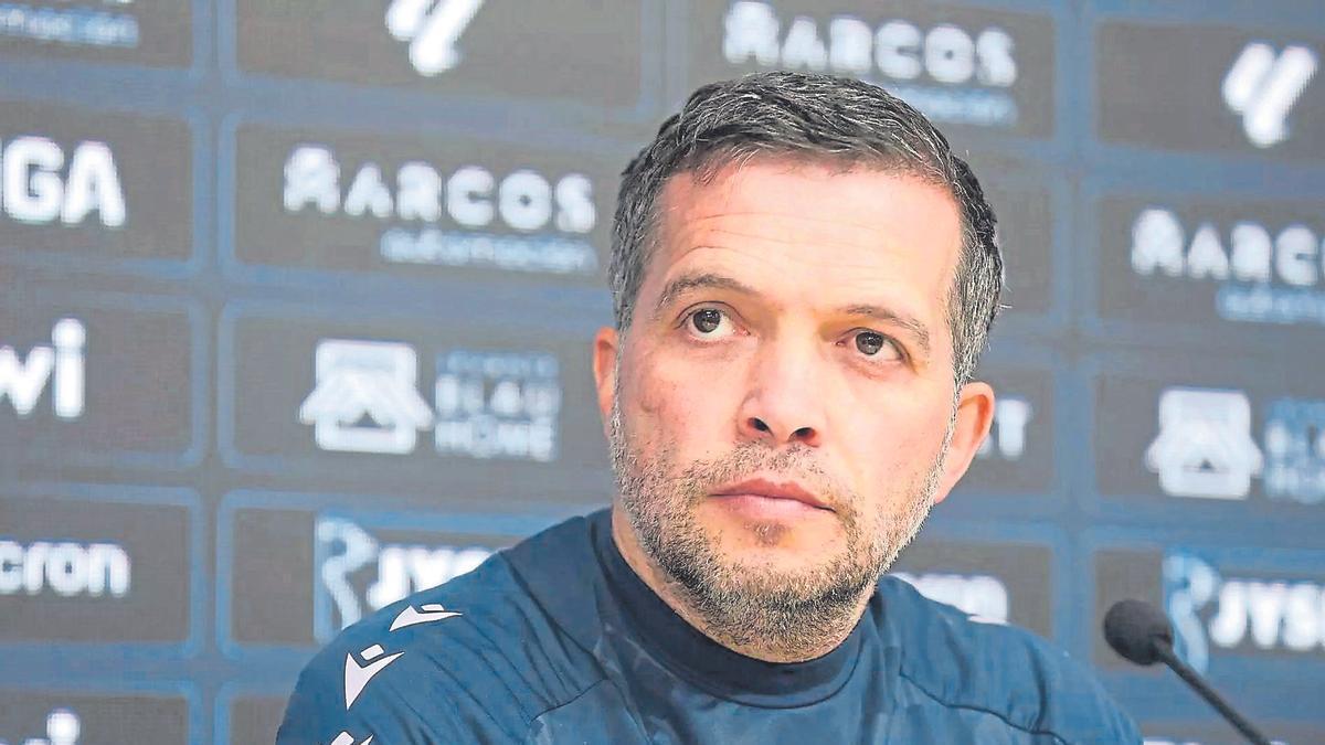 Luís Castro, en rueda de prensa.