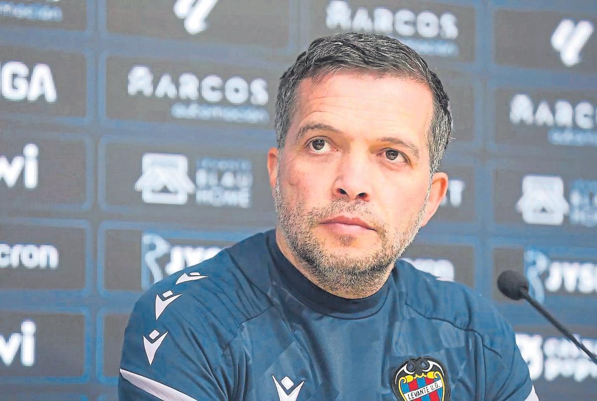 Luís Castro, en la foto, va parlar ahir en roda de premsa