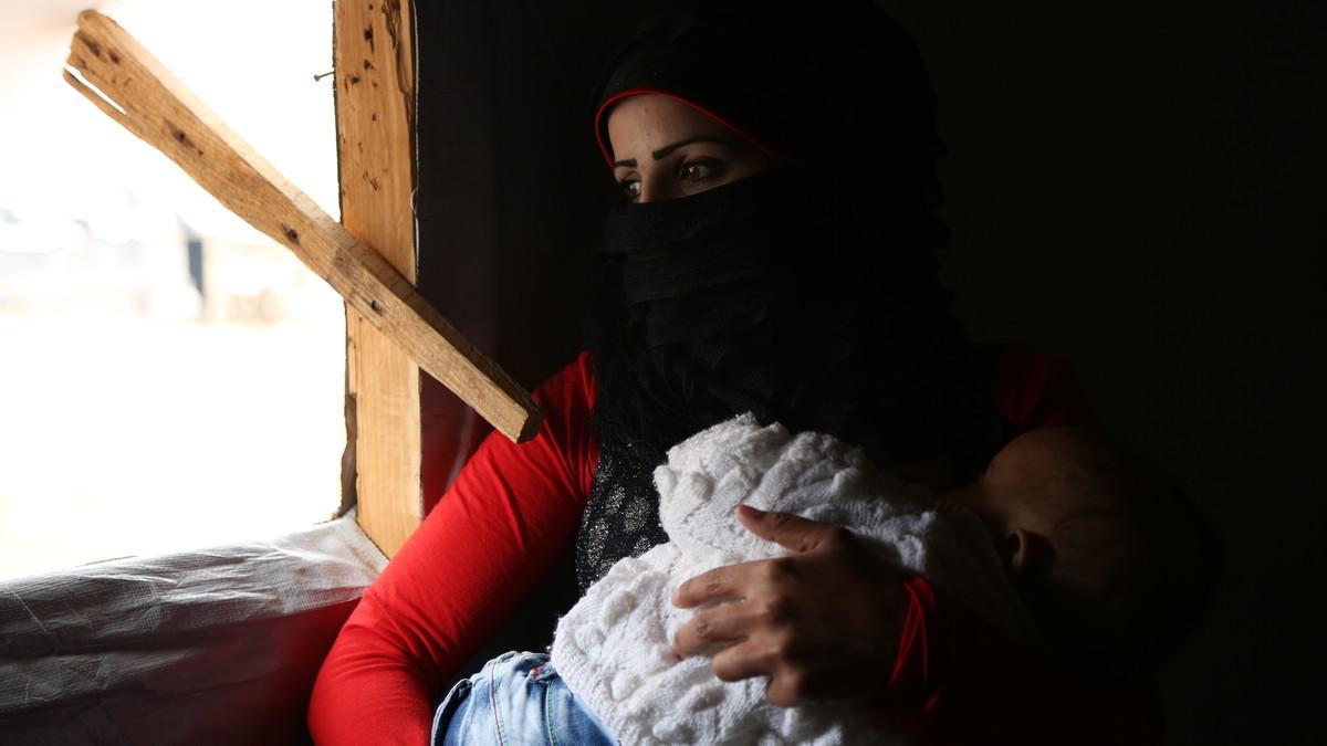 Una madre siria con su bebé desnutrido y enfermo.