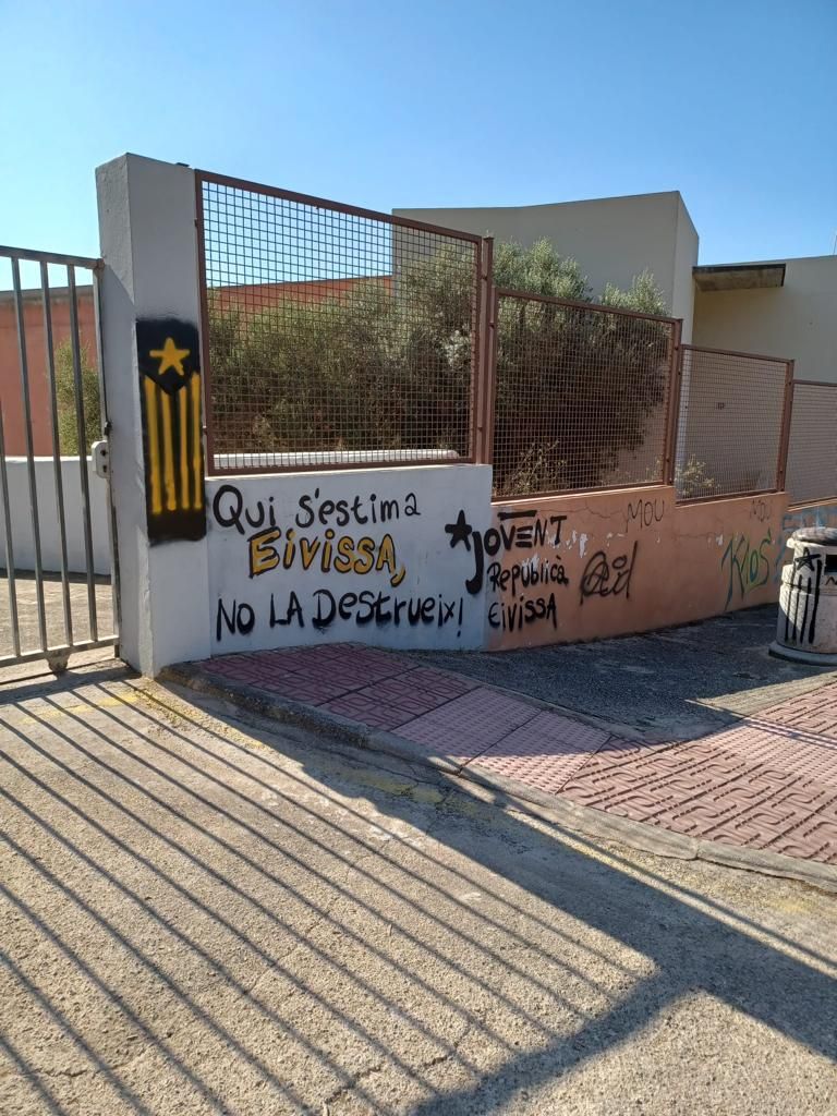 Sant Antoni amanece con pintadas y carteles independentistas