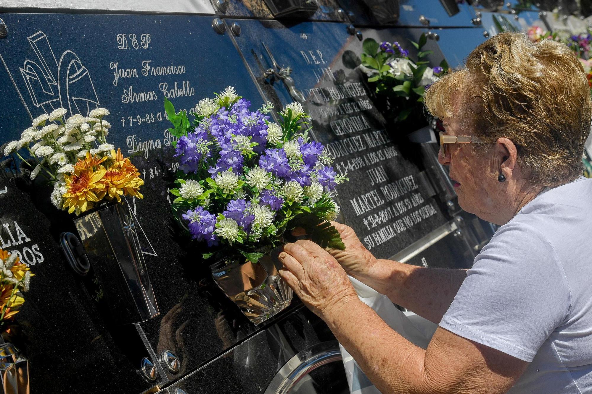 Día de Todos los Santos en cementerios de Gran Canaria