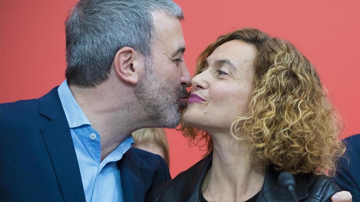 Jaume Collboni felicita con dos besos en las mejillas, a Meritxell Batet.