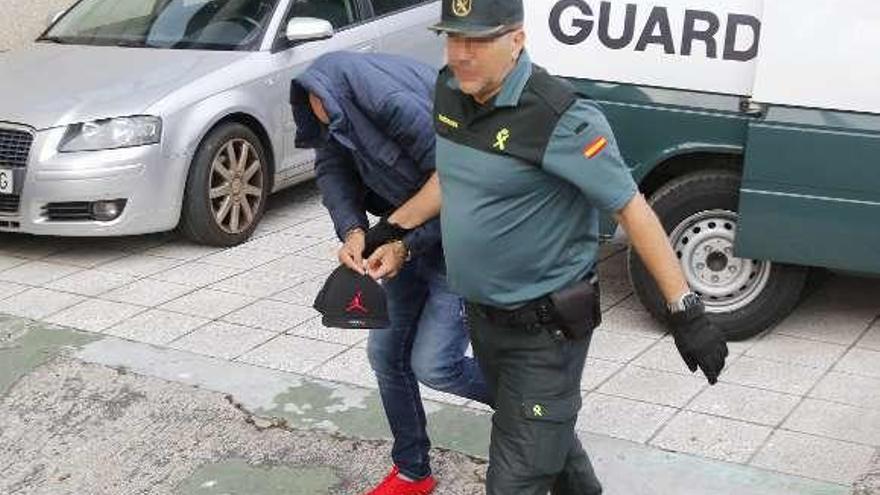 El acusado, ayer, a su llegada a los juzgados de Vigo antes de ser puesto en libertad provisional. // A.Villar
