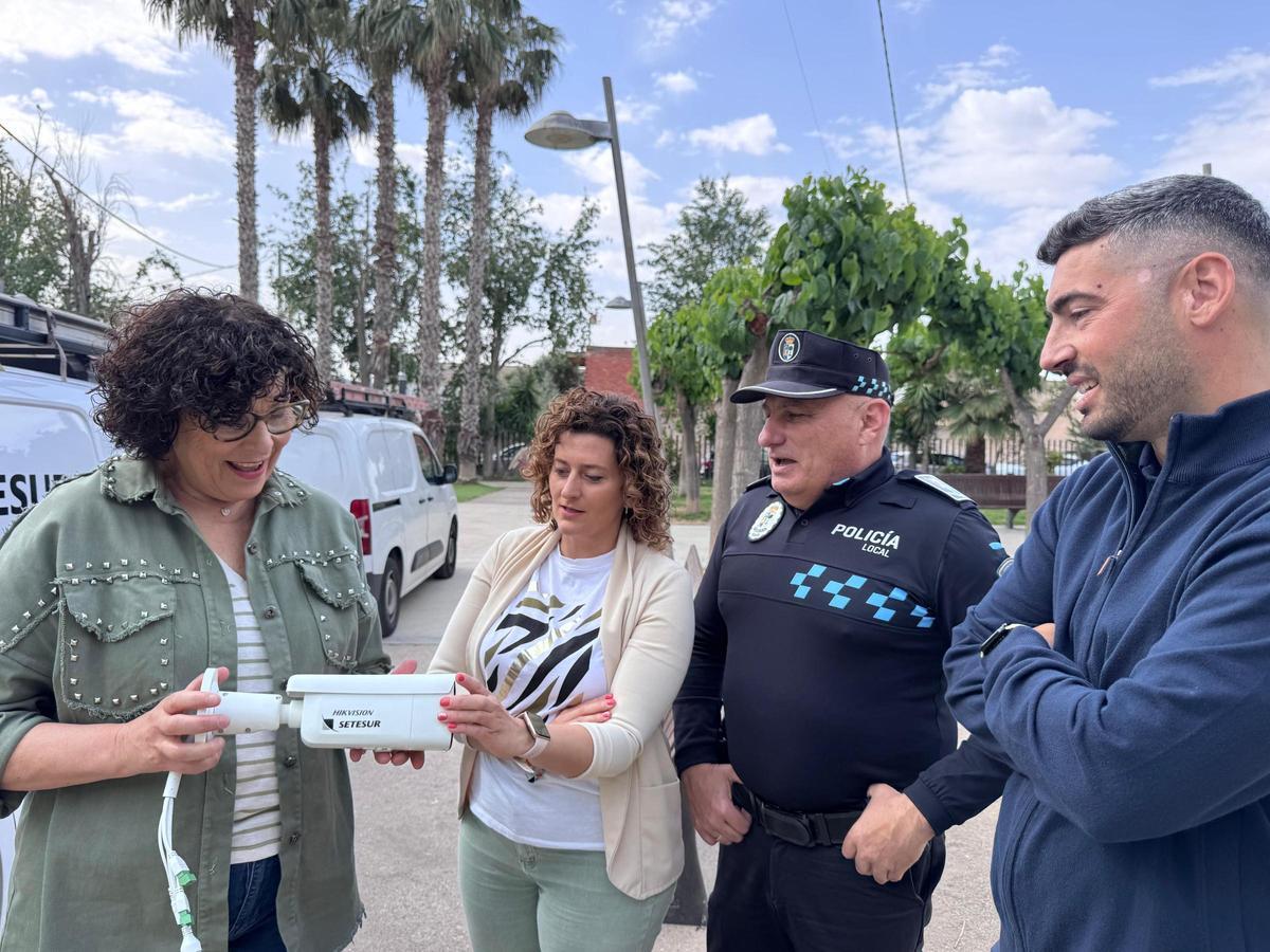 La alcaldesa de Puerto Lumbreras, María de los Ángeles Túnez, y la concejala de Seguridad Ciudadana, Jermary Reinaldos, supervisan los trabajos de colocación de las cámaras de seguridad
