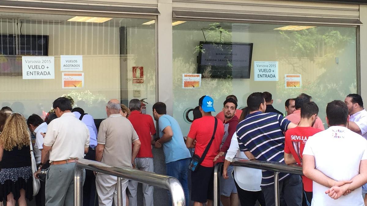 Aficionados del Sevilla haciendo cola este miércoles. / EDD