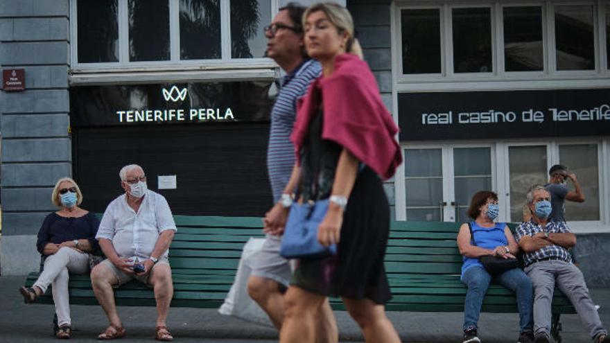 Varias parejas, en el centro de Santa Cruz de Tenerife.