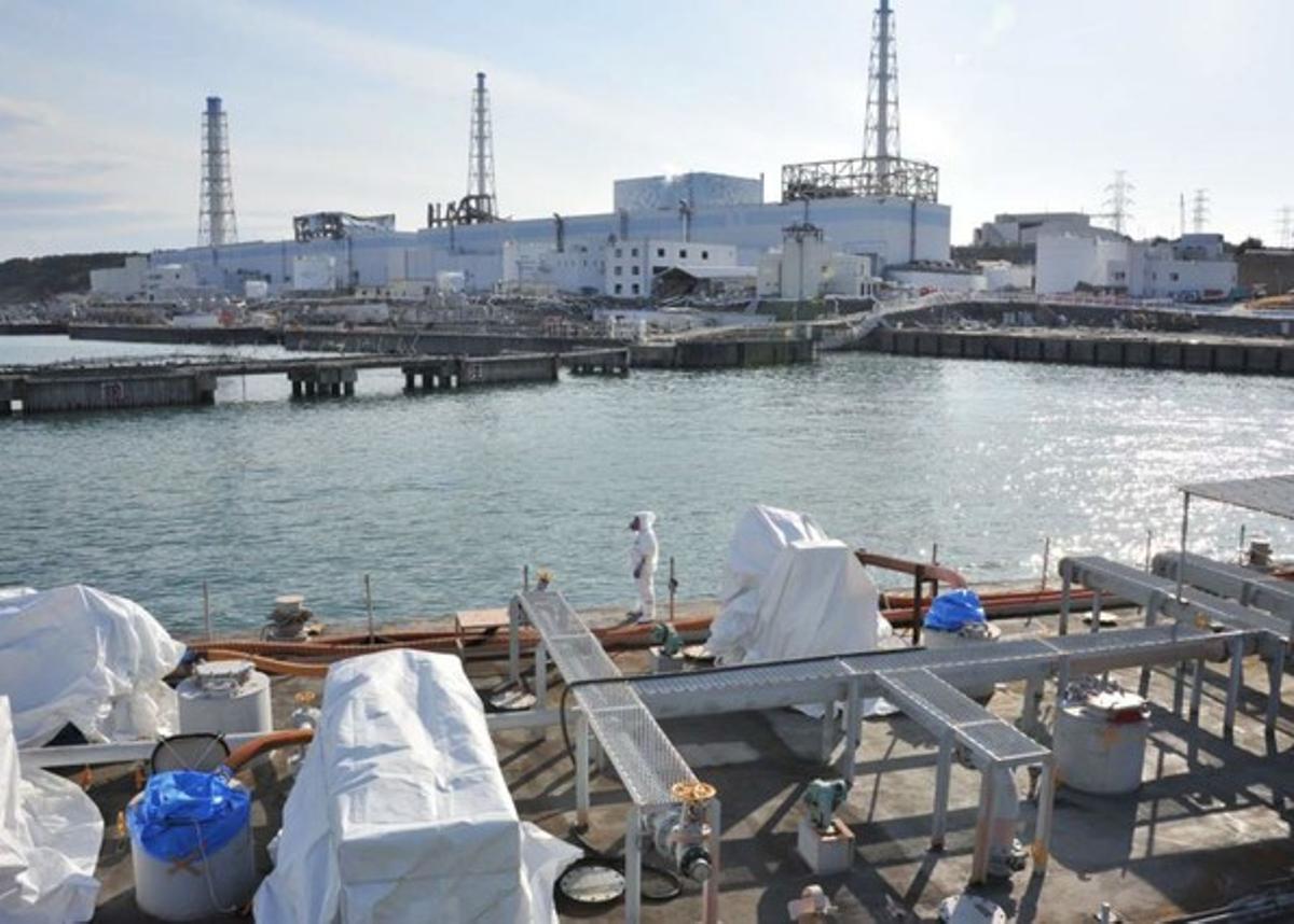 Operaris treballen al moll davant la central nuclear, el dia 4 d’abril. Operaris treballen al moll davant la central nuclear, el dia 4 d’abril.