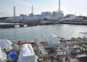 Operaris treballen al moll davant la central nuclear, el dia 4 d’abril.