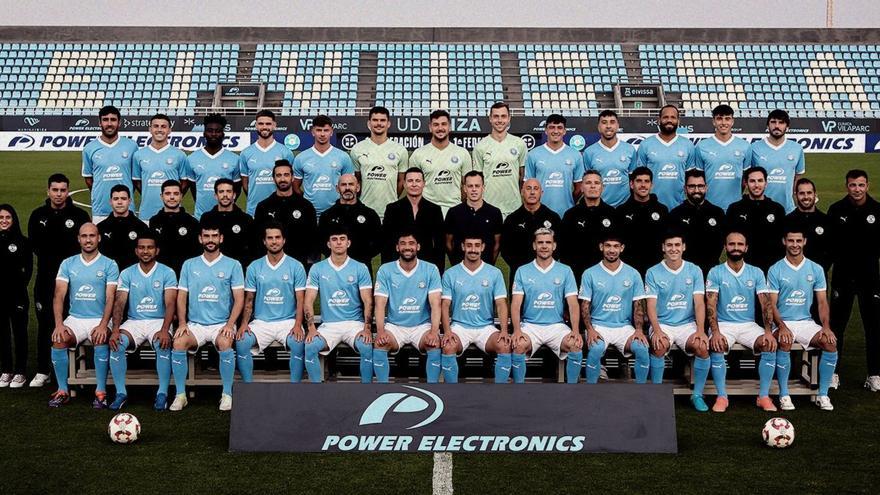 Imagen de la plantilla, el cuerpo técnico y la directiva de la UD Ibiza en el segundo tramo de la temporada 2024-25. | UD IBIZA