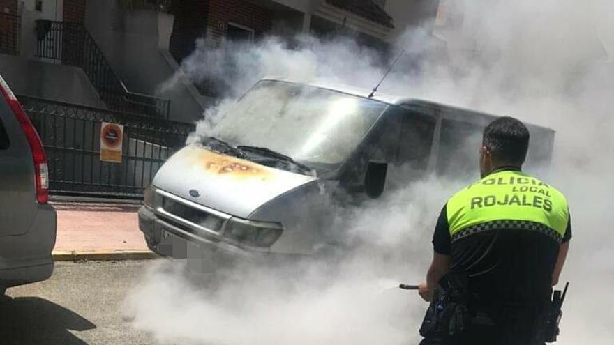 Arde un vehículo en el centro de Rojales