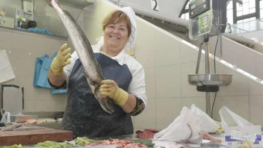 Aida Isabel López, ayer, en su puesto del mercado de San Agustín. / víctor echave