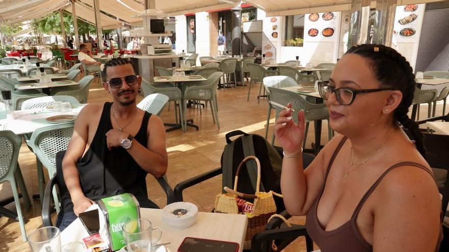 Fumadores en terrazas de Alicante: playas, terrazas, piscinas o marquesinas serán espacios libres de humo con la nueva ley antitabaco