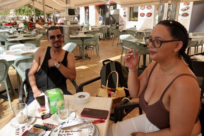 Fumadores en terrazas de Alicante: playas, terrazas, piscinas o marquesinas serán espacios libres de humo con la nueva ley antitabaco