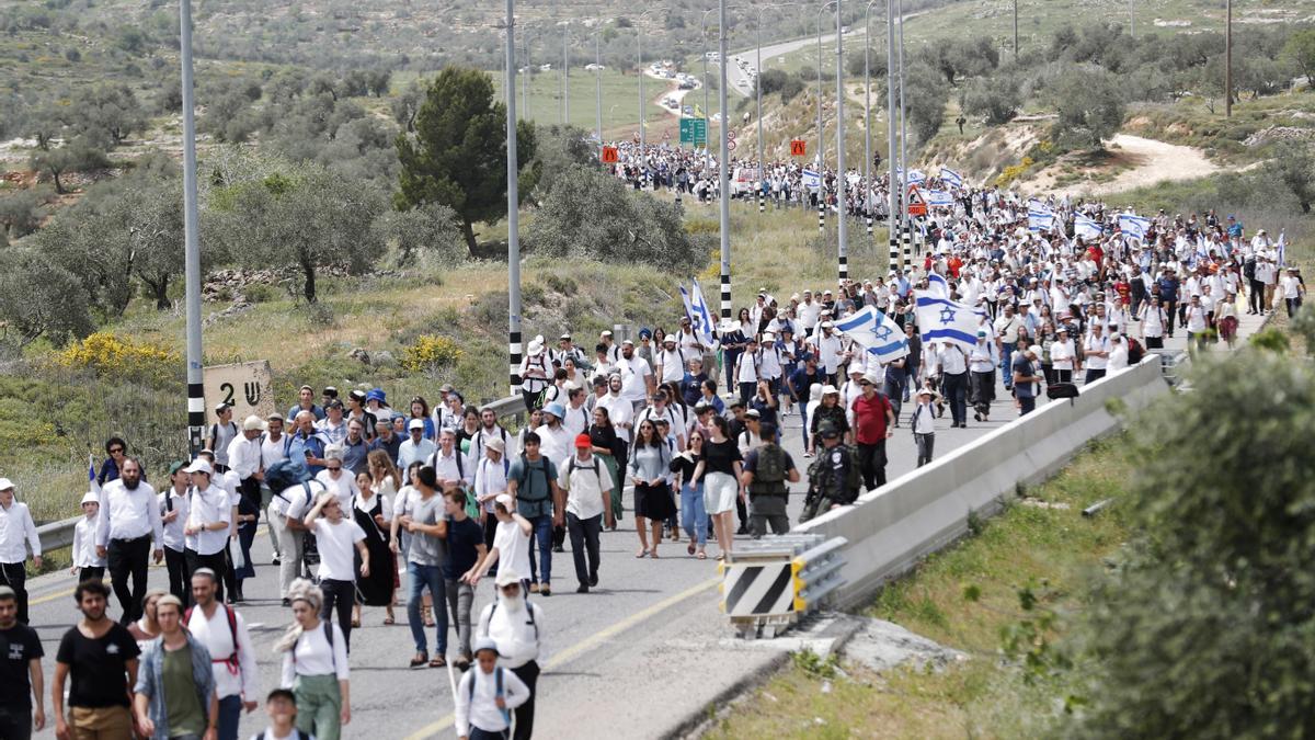 Marcha masiva de colonos en Eviatar, en Cisjordania, este lunes.