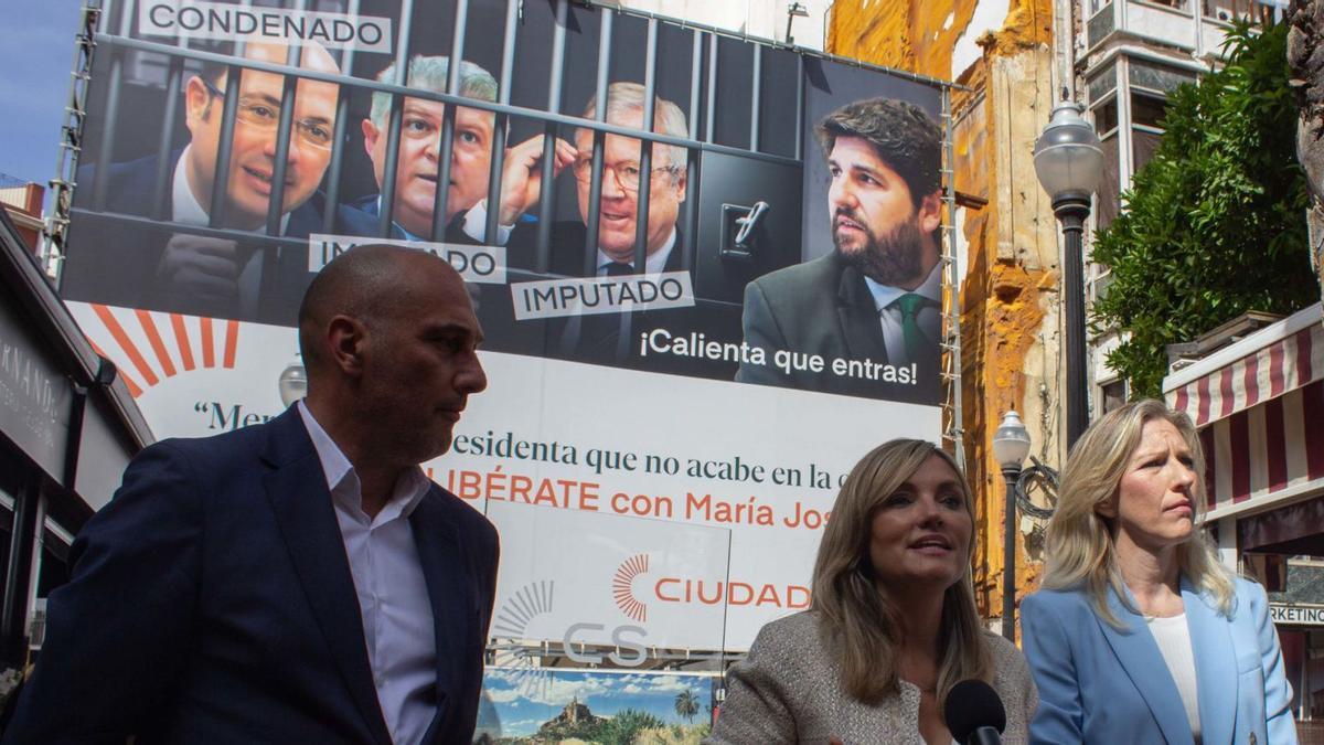 Patricia Guasp y María José Ros frente al polémico cartel.