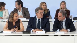 La secretaria general del Partido Popular, Cuca Gamarra; el presidente del PP, Alberto Núñez Feijóo; y el vicesecretario de Coordinación Autonómica y Local y Análisis Electoral del PP, Elías Bendodo, durante la reunión del Comité Ejecutivo Nacional, en el NH Collection Eurobuilding, a 23 de septiembre de 2024, en Madrid (España). Durante la reunión, Feijóo ha expuesto sus prioridades para el nuevo curso político, con el foco puesto en la alternativa social que el PP quiere desplegar en el Parlamento a través de leyes como la de conciliación. Esta es la primera reunión del Comité Ejecutivo Nacional del PP en este periodo de sesiones y encima de la mesa estarán otros asuntos de actualidad, como las medidas migratorias que defiende el PP tras el pacto sellado con el presidente de Canarias, o la defensa de una negociación multilateral en financiación autonómica. POLITICA Alberto Ortega - Europa Press