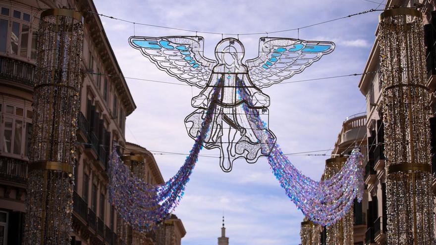 Luces de Navidad: comienza la instalación de los ángeles en la calle Larios