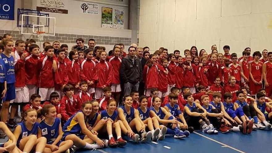 Los participantes en el torneo de Arriondas, ayer, en la presentación, con la presencia del alcalde Parres, Emilio García Longo.