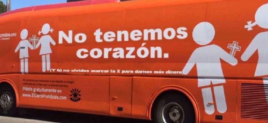 Las críticas al vehículo transfóbico del colectivo ultracatólico corren en forma de humor por las redes sociales.