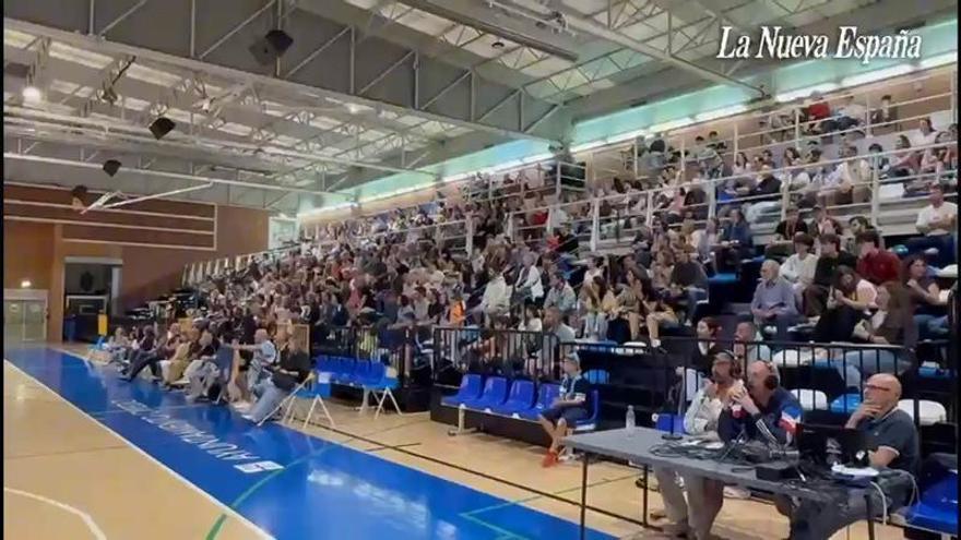 Pumarín vibra con el Alimerka Oviedo Baloncesto: centenares de aficionados siguen el partido en una pantalla gigante