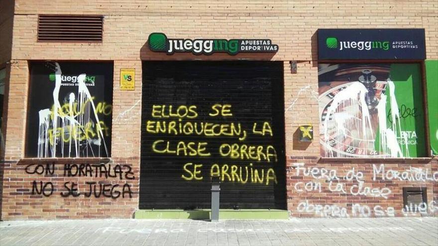 Pintadas contra las casas de apuestas abiertas en Madrid - El Periódico  Extremadura