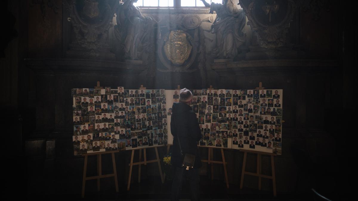 Una oración por los caídos en Lviv.