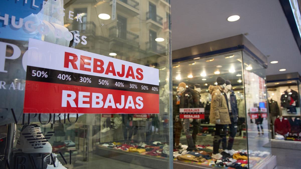 Un escaparate con un cartel anunciando los descuentos de las rebajas