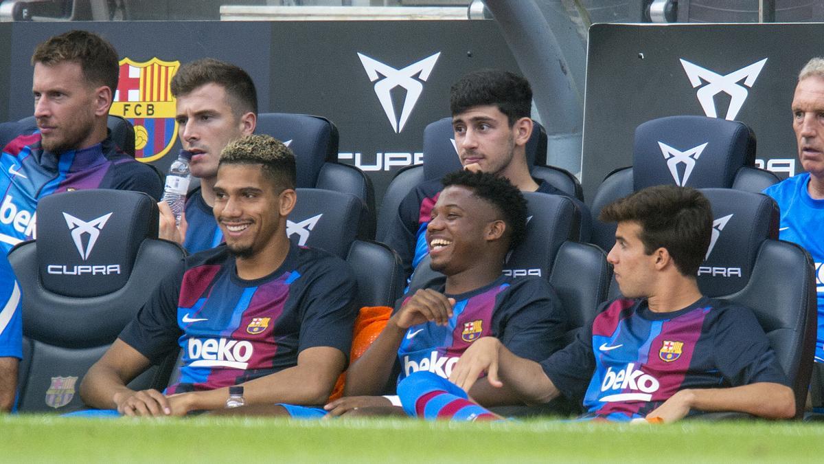 Ansu Fati sonríe en el banquillo entre Araujo y Riqui Puig en su regreso a una convocatoria  