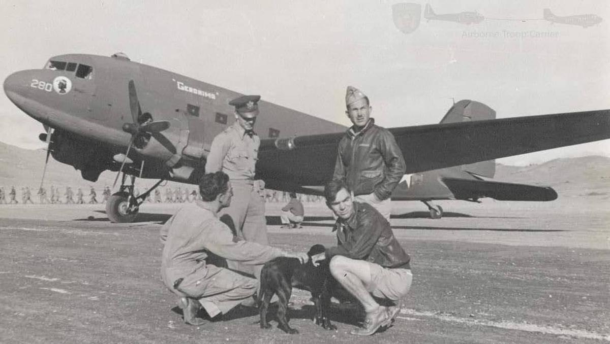 Soldados estadounidenses posan durante la Segunda Guerra Mundial frente al DC-3 que ahora ha sido restaurado en Mallorca en una imagen facilitada por la Fuerza Aérea estadounidense.