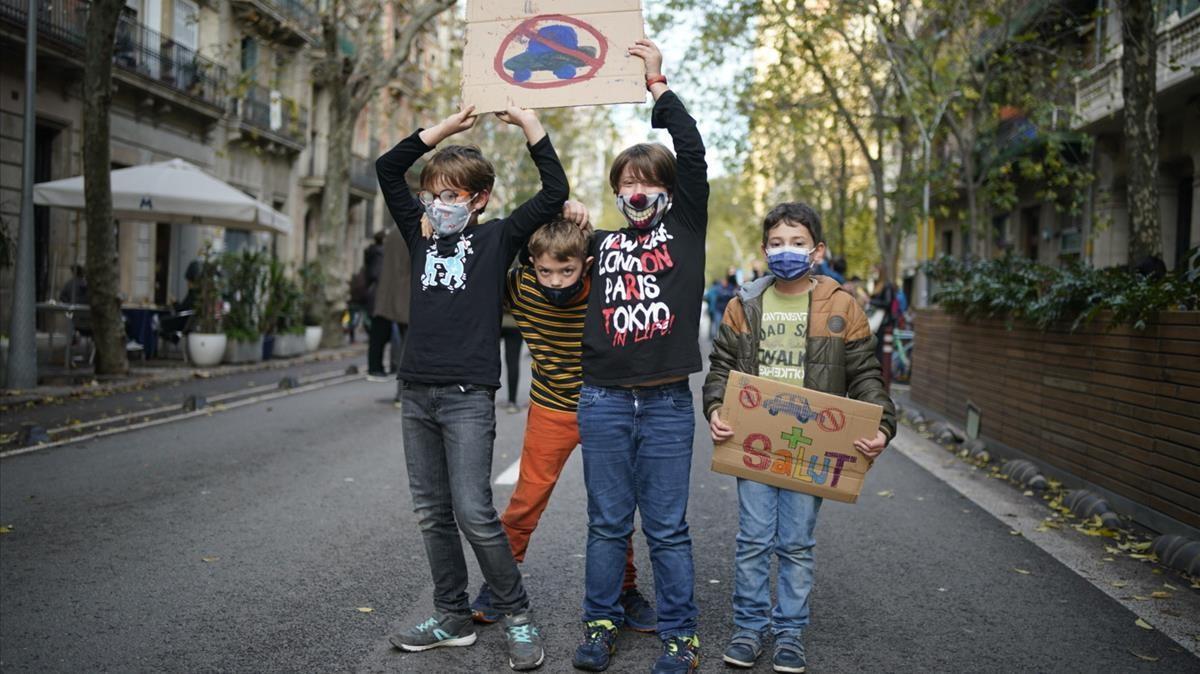 Alumnos de la escuela Diputació, durante el corte de tráfico de la calle homónima, en diciembre de 2020, cuando todo más o menos empezó