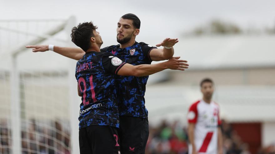 Rafa Mir celebra un gol con el Sevilla esta temporada