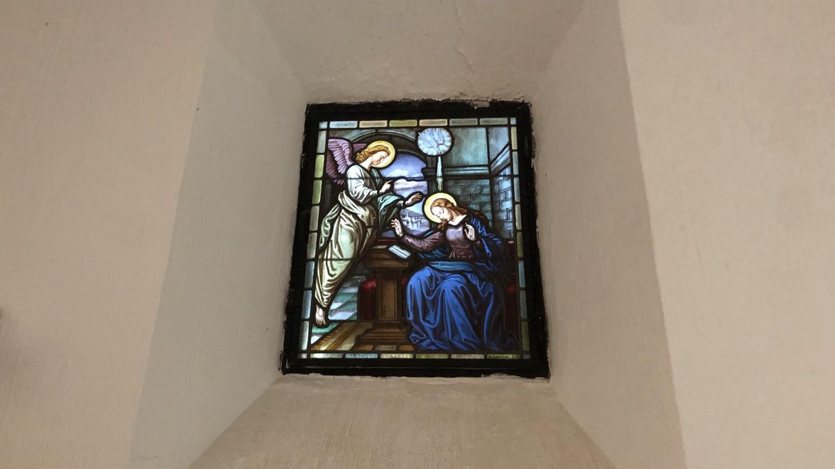 Las vidrieras del santuario de La Montaña de Cáceres