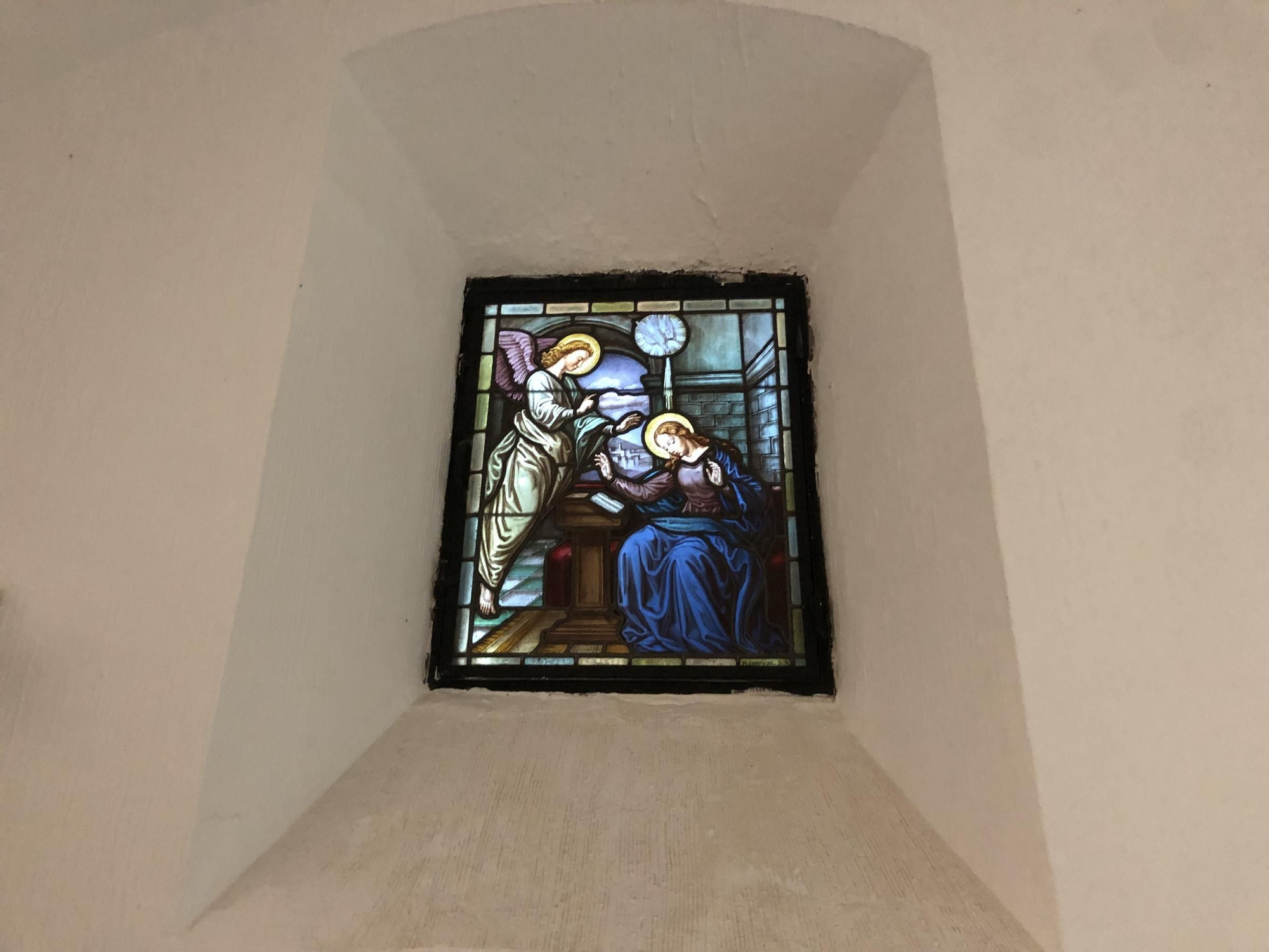 Las vidrieras del santuario de La Montaña de Cáceres