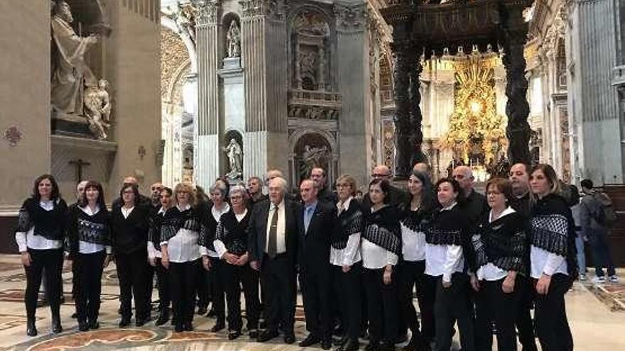 La agrupación, ayer, en la basílica de San Pedro.