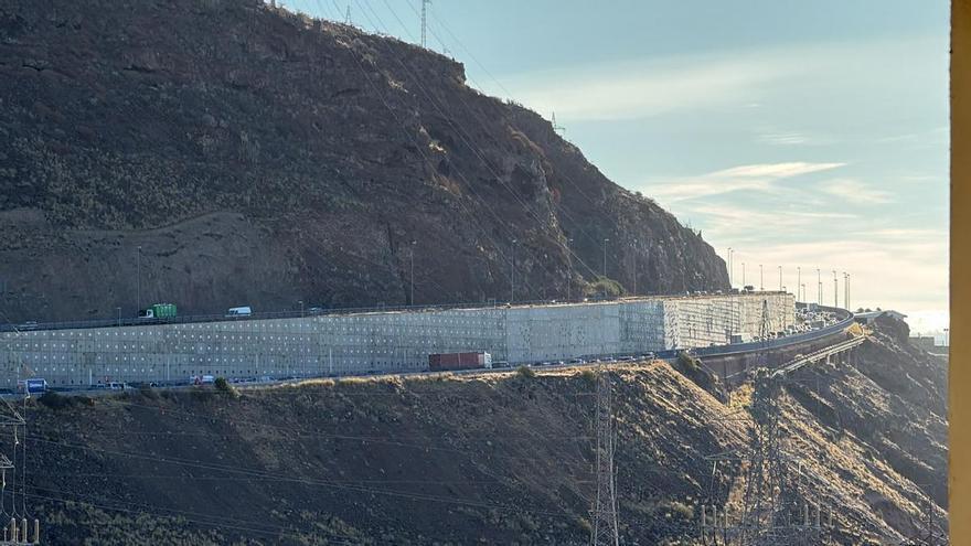 El 'efecto mirón' provoca un doble accidente en la TF-1 y colas de más de dos horas en la autopista del Sur de Tenerife