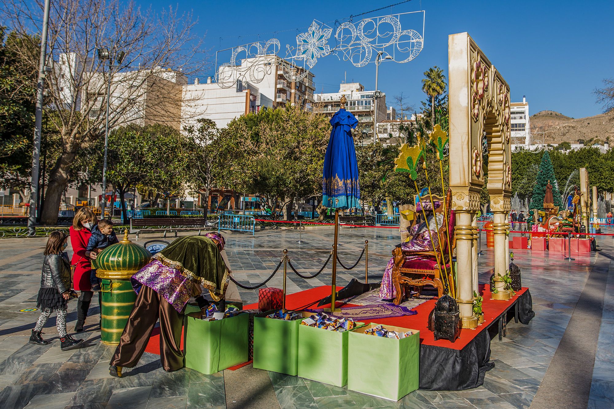 Los Reyes Magos reciben a los niños de Orihuela en la Glorieta