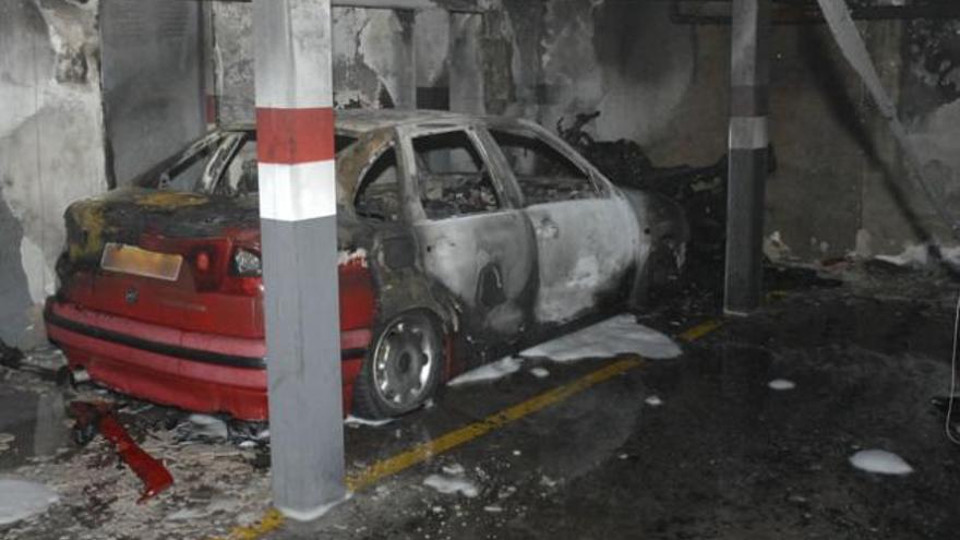 Un coche y una moto, calcinados en un garaje de Sardina del Sur