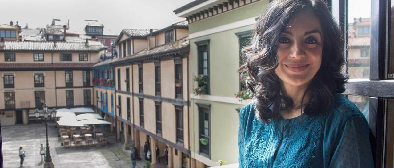 Ana Isabel Álvarez Balbín, en un balcón de su buhardilla en la plaza del Fontán.