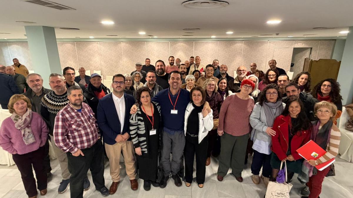 Javier Quijada, en el centro de la foto, con la nueva dirección de IU Córdoba ciudad.