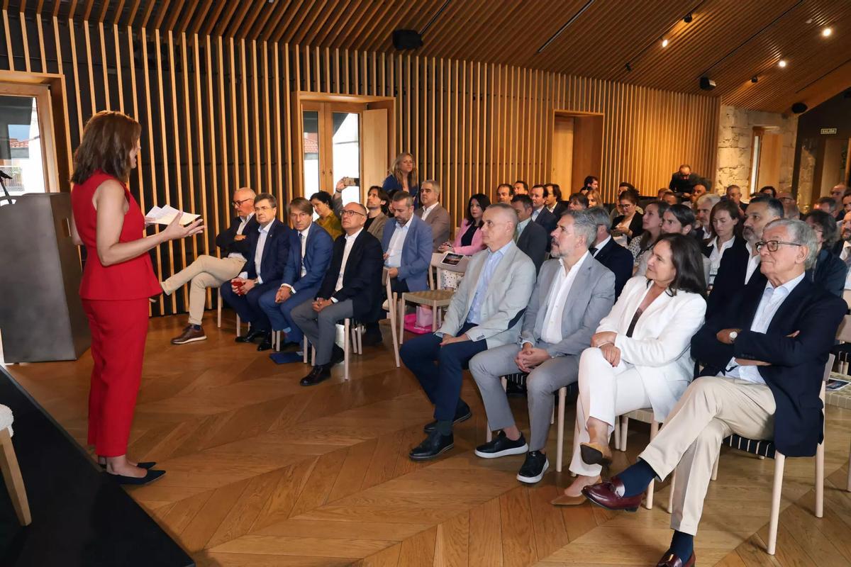 La periodista Susana López Carbia durante la presentación del encuentro, ante un concurrido auditorio.