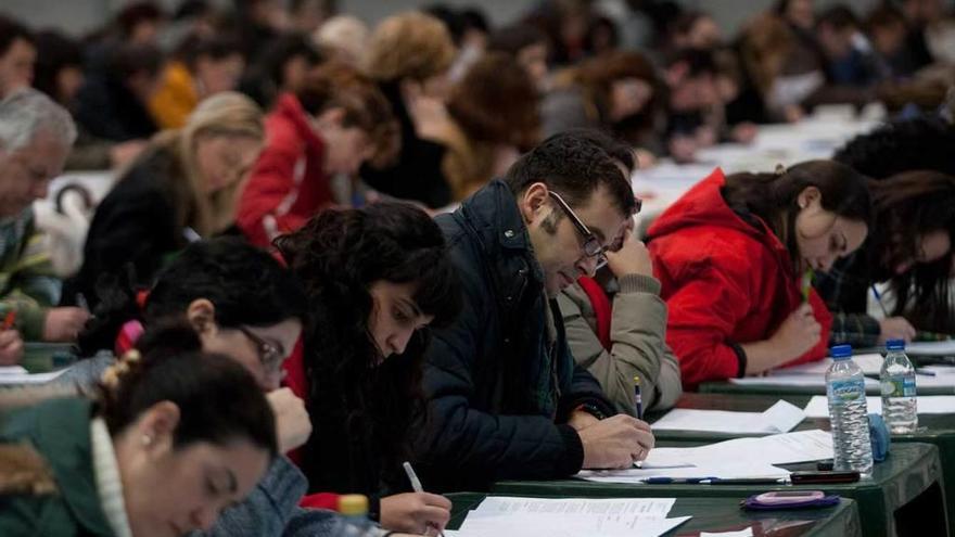 Aspirantes a un puesto de administrativo durante un examen en el polideportivo de Salinas.