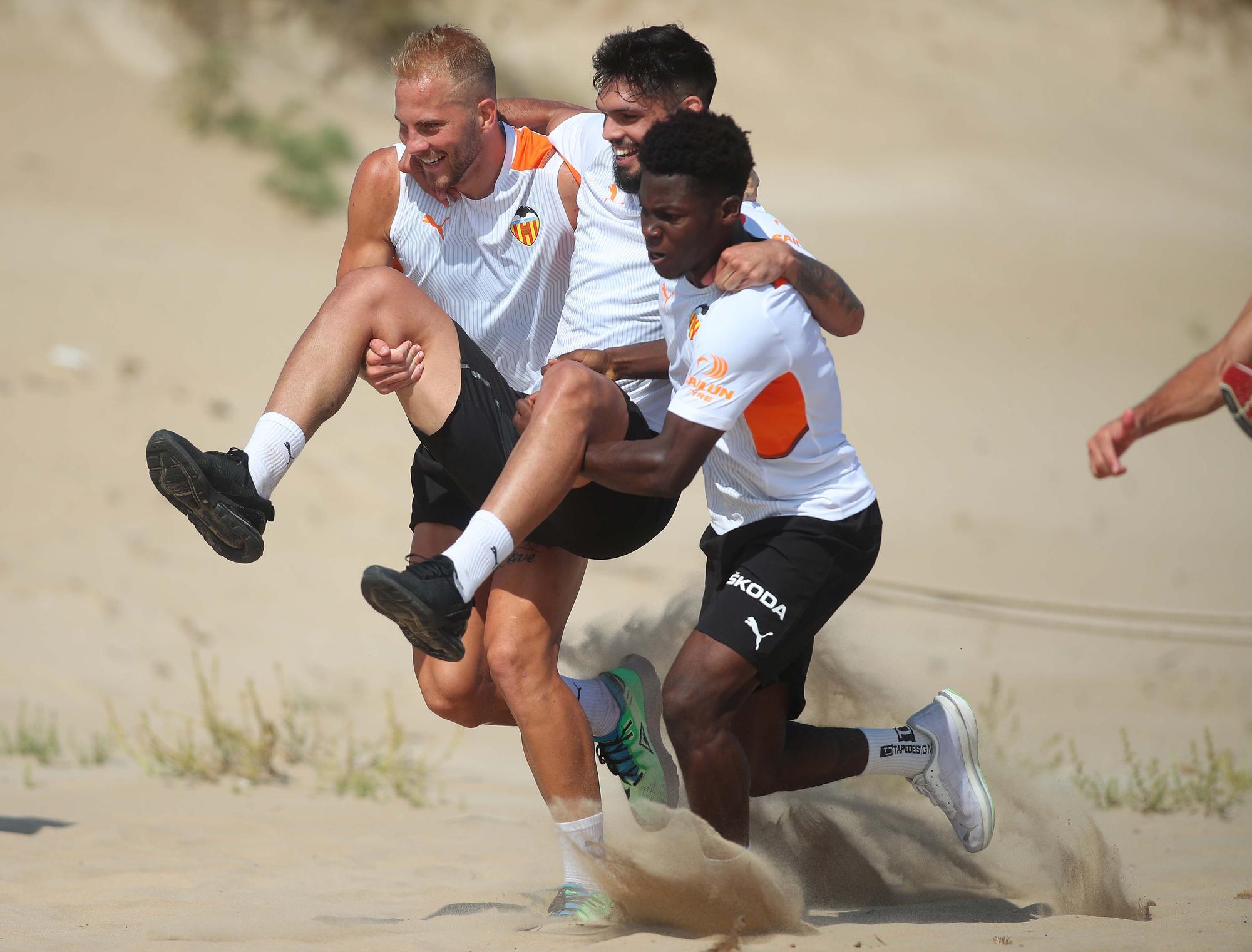 El Valencia CF se entrena en la playa
