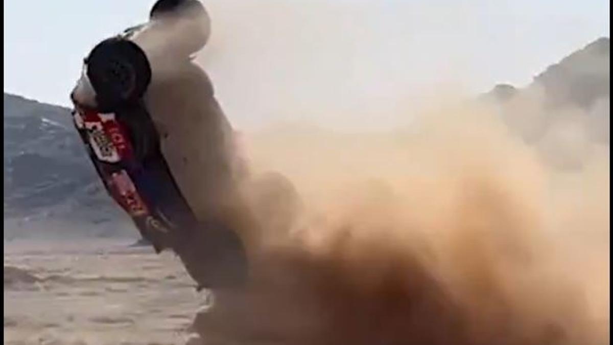 Calleja ya sabe cómo es realmente el Dakar: ¡Espectacular accidente con varias vueltas de campana!