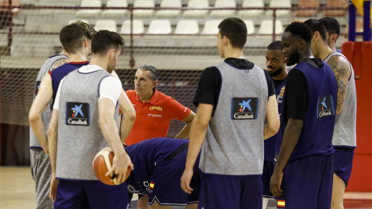 Sergio Scariolo conversa con los jugadores durante el entrenamiento en el pabellón de la Fonteta.