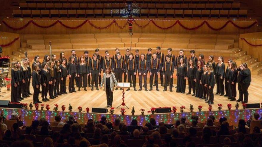 El coro juvenil de Amici Musicae rinde homenaje a los sanitarios con &#039;S&#039;ha feito de nuey&#039;